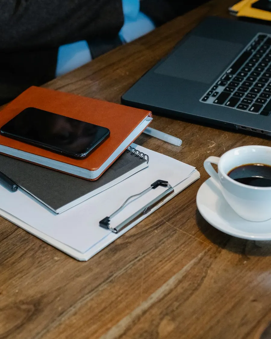Γραφείο εργασίας με laptop, σημειωματάριο και καφέ