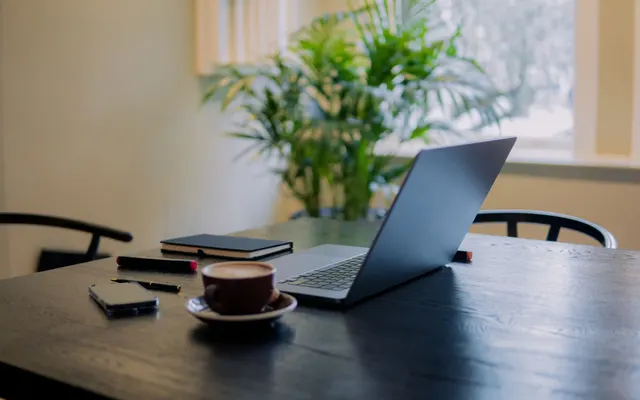 Laptop και καφές σε ήσυχο γραφείο