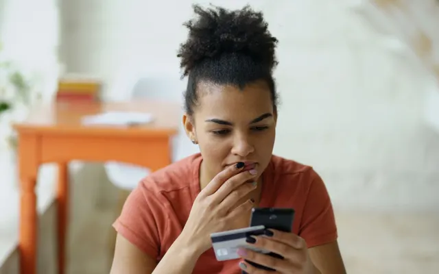 Αγοράστρια πληρώνει online με κάρτα από το κινητό