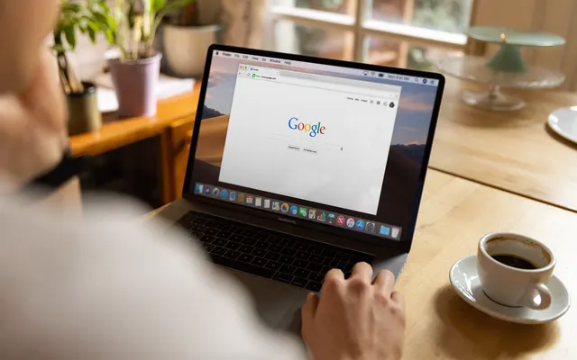 Αναζήτηση Google σε laptop