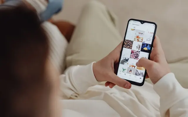 Άνθρωπος που σκρολάρει το Instagram στο κινητό