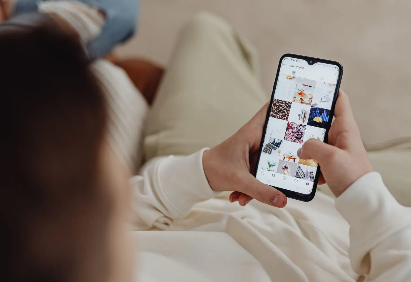 Άνθρωπος που σκρολάρει το feed του Instagram στο κινητό