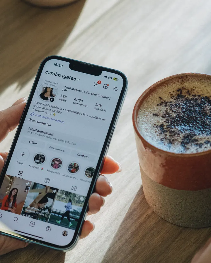 Κινητό με προφίλ Instagram δίπλα σε καφέ