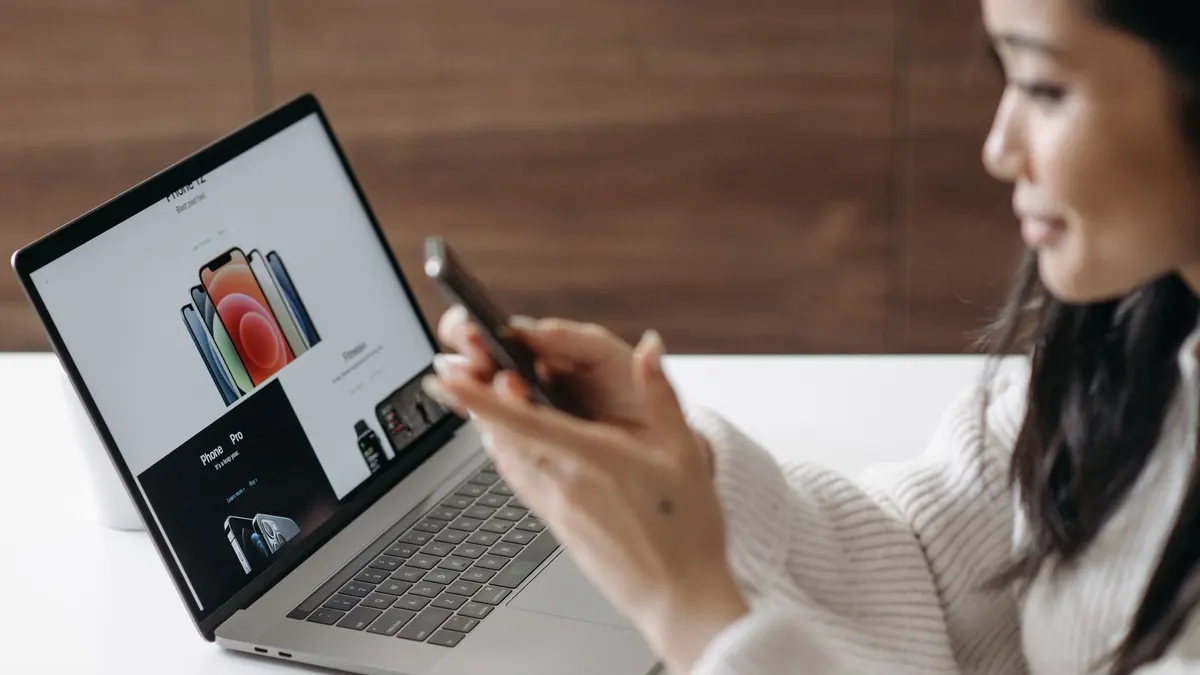 Πελάτισσα αγοράζει online από laptop και κινητό