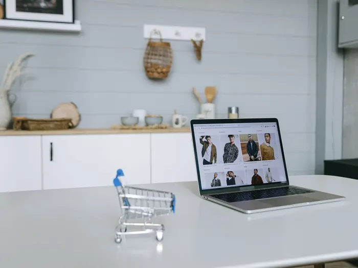 E-shop σε laptop με καλάθι αγορών